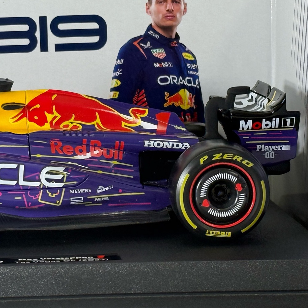 Red Bull Racing RB19 Model Car - Picture 9 of 15
